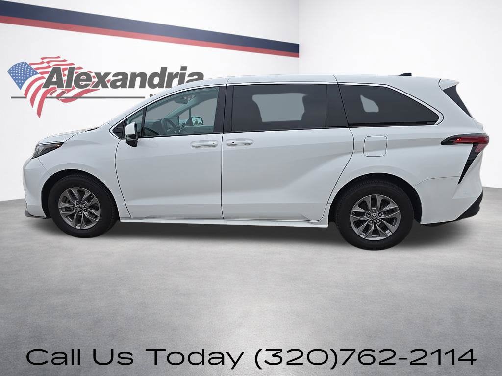 2022 Toyota Sienna LE